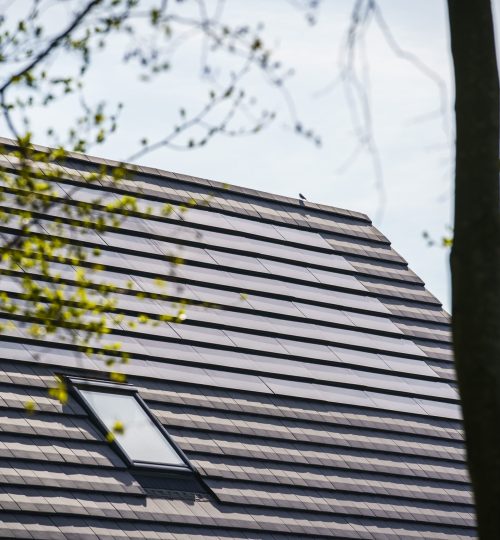 Product: Wevolt X-Tile. Architect/developer: Ekowood Woonconcept. Client: Brummelhuis Projecten. Contractor: Verhaegh Bouwbedrijf, Grashoek. Installer: Lucius.nu, Boxtel. New constructed detached house with Wevolt X-Tile | Weidebox, Helden